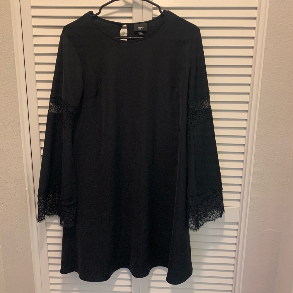 Bell sleeved dress! Excellent shape
